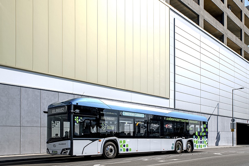 A Volánbusz Solaris Urbino típusú elővárosi elektromos autóbuszt tesztel