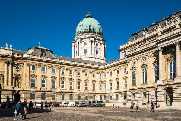 Újra változott a parkolási rend a Várban – 30 nappal előre kell várakozási hozzájárulást igényelni