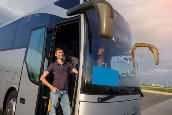 Alkalmas-e egy 18 éves buszsofőrnek?