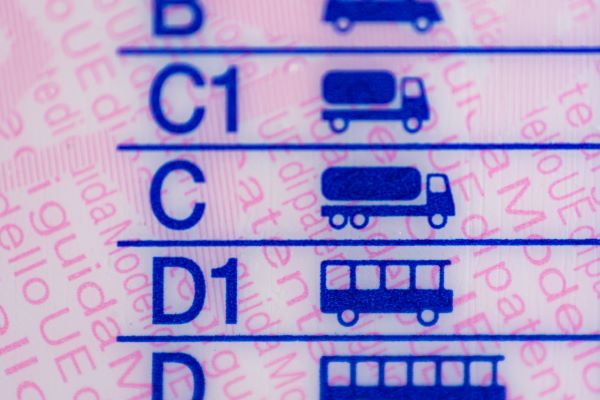 Személyautók: a jogosítvány változhat, de a besorolás nem