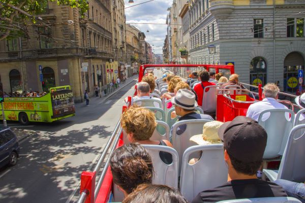 Rendkívüli ajándék a városnéző buszoknak: 5% lett az áfa