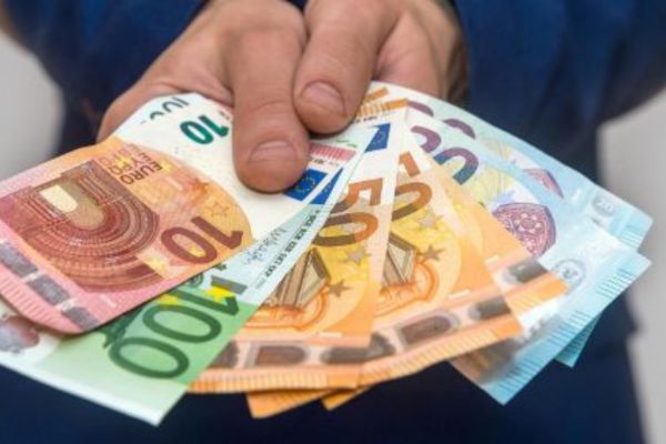 Uniós alanyi adómentesség: mikori bevétel számít?